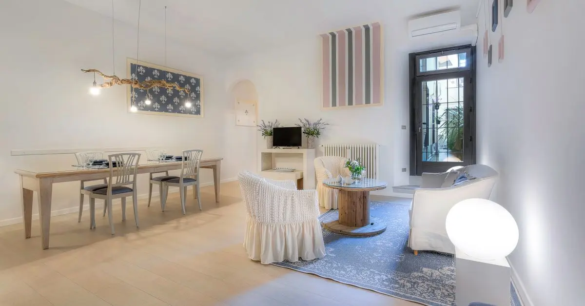 10 Must-Have Decor Pieces for a Chic Home