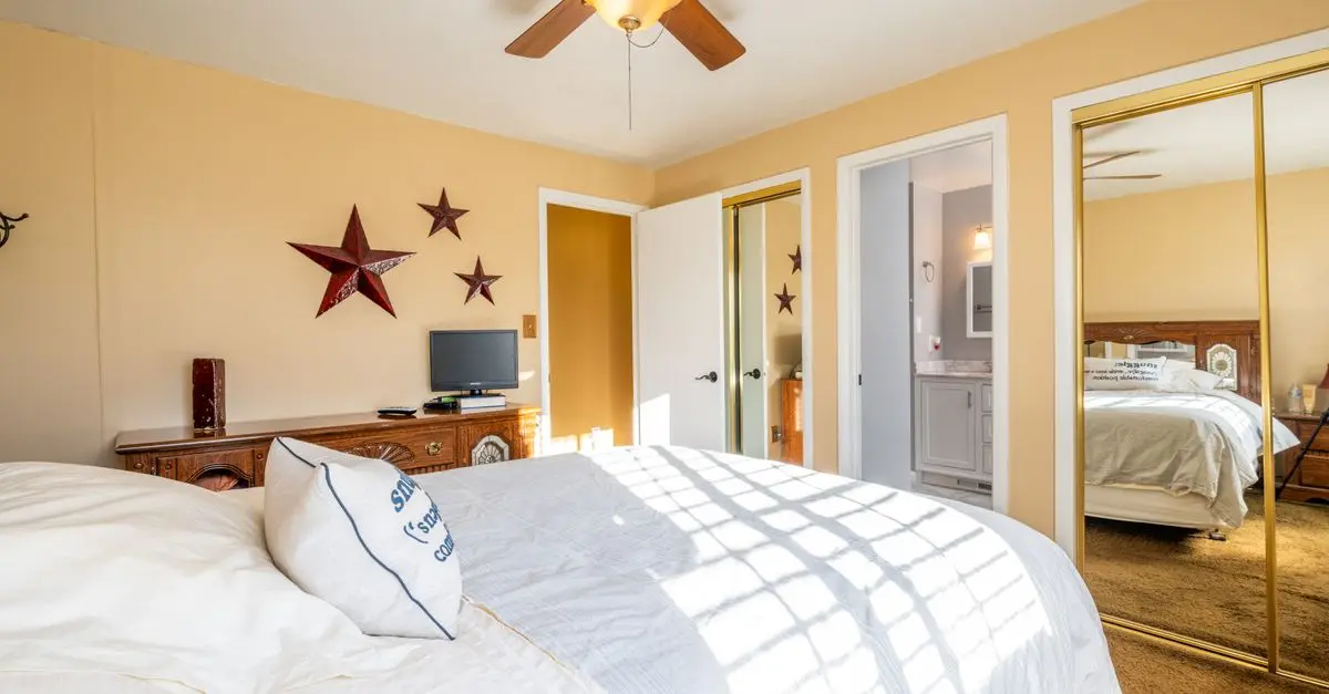 How to Create a Chic and Cozy Bedroom Retreat