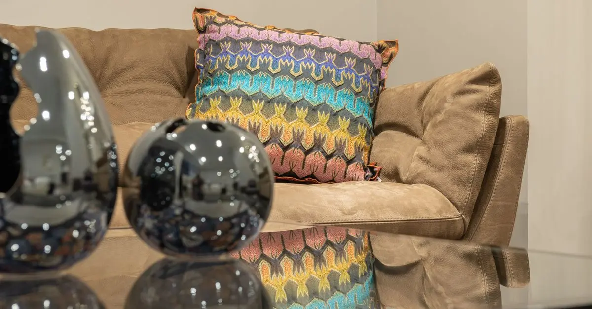 How to Use Pattern Mixing for a Vibrant Home Decor