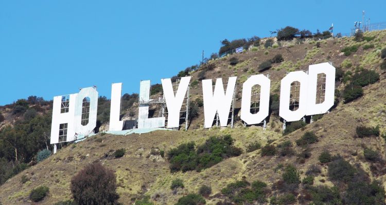 explore the opulent world of hollywood regency style, characterized by glamour, bold colors, and luxurious materials. discover how to incorporate this iconic design aesthetic into your home for a touch of vintage elegance and modern sophistication.